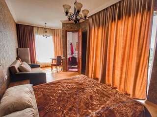 Отели типа «постель и завтрак» Mount Villa Kvariati Квариати Улучшенный трехместный номер с видом на море-2