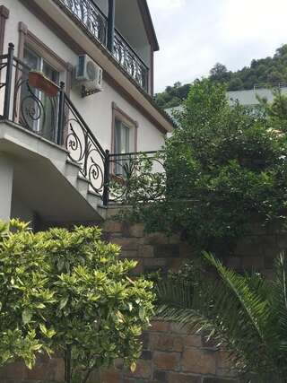 Отели типа «постель и завтрак» Mount Villa Kvariati Квариати Семейный номер с видом на море-1